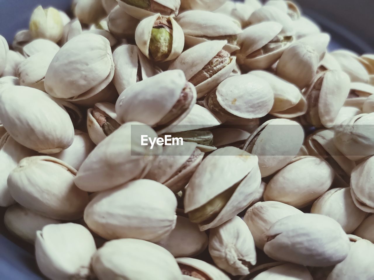 FULL FRAME SHOT OF ROASTED COFFEE BEANS