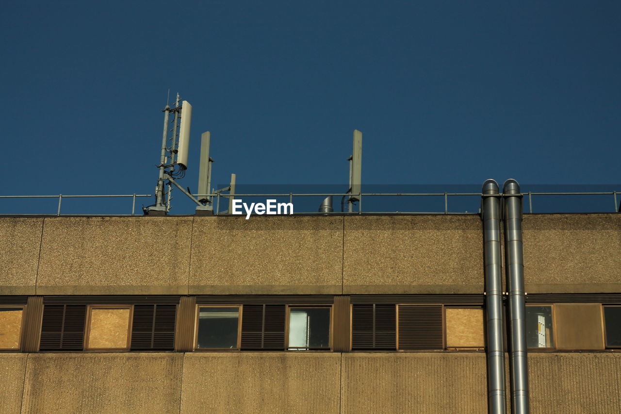 LOW ANGLE VIEW OF BUILDING AGAINST CLEAR SKY