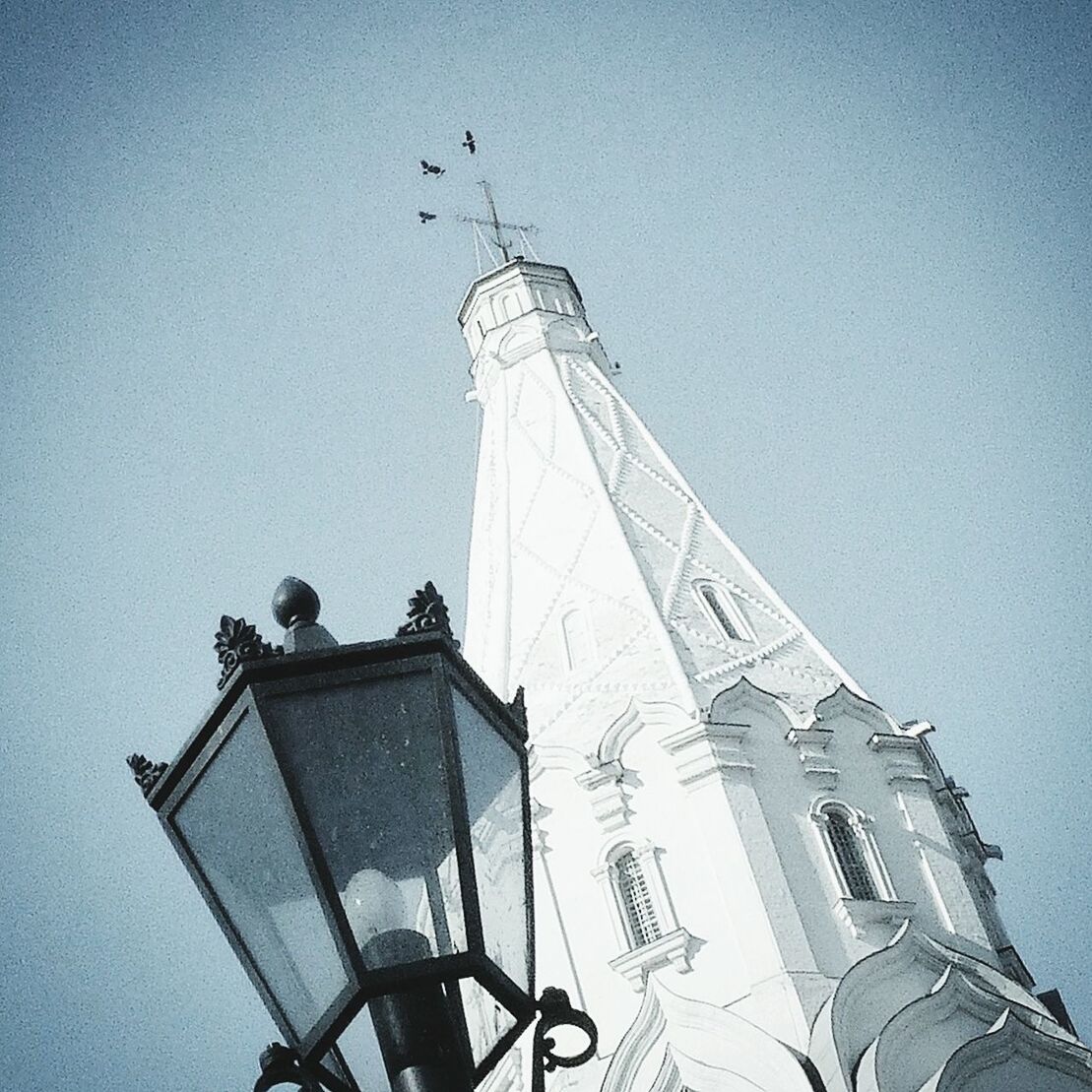 LOW ANGLE VIEW OF TALL BUILDING