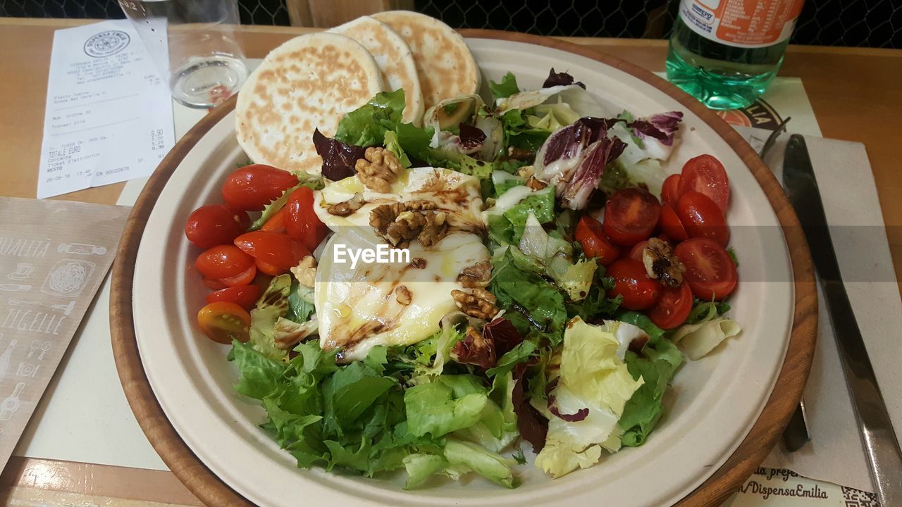 CLOSE-UP OF SERVING FOOD IN PLATE