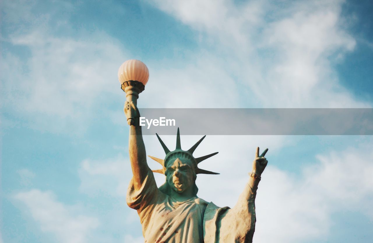 LOW ANGLE VIEW OF STATUE OF LIBERTY AGAINST SKY