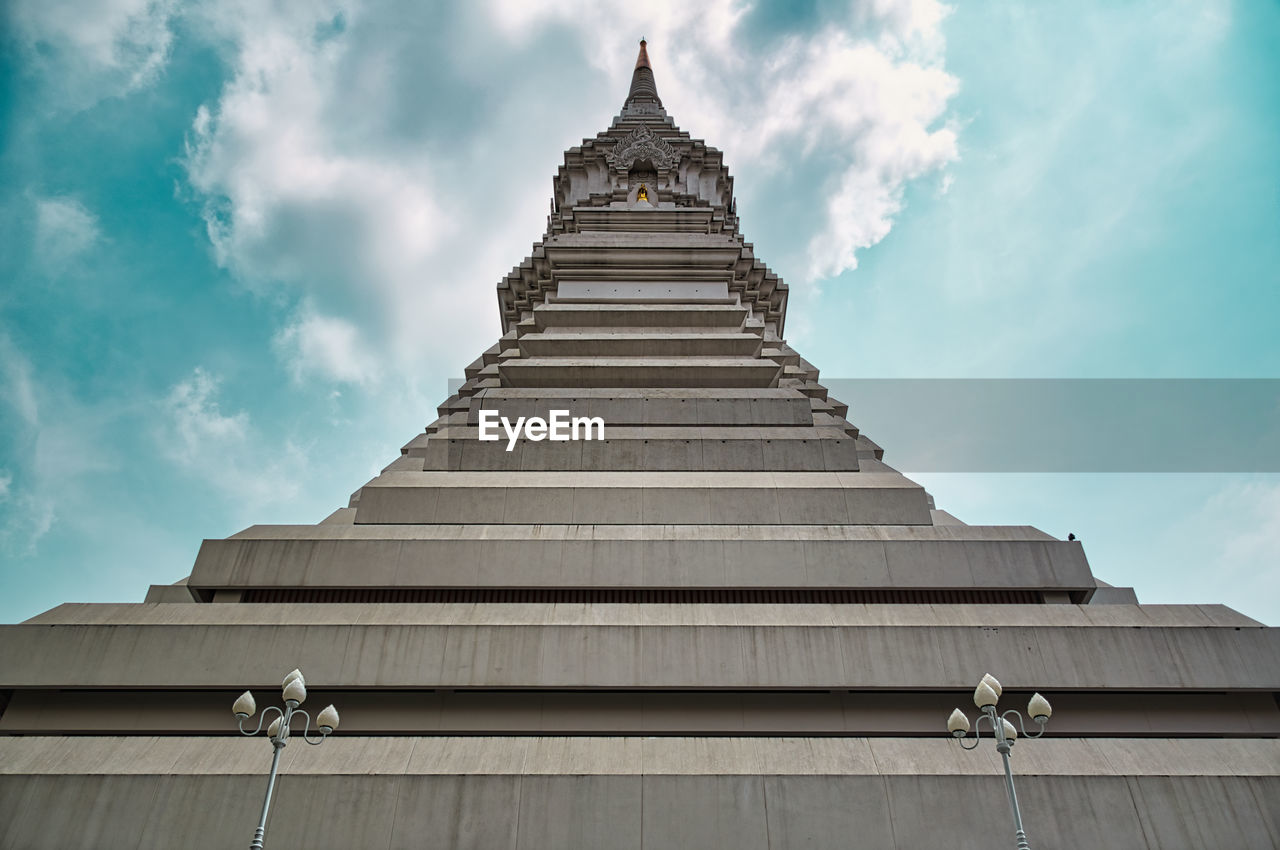 Wat paknam bhasicharoen stupa is a royal temple located in phasi charoen district in bangkok