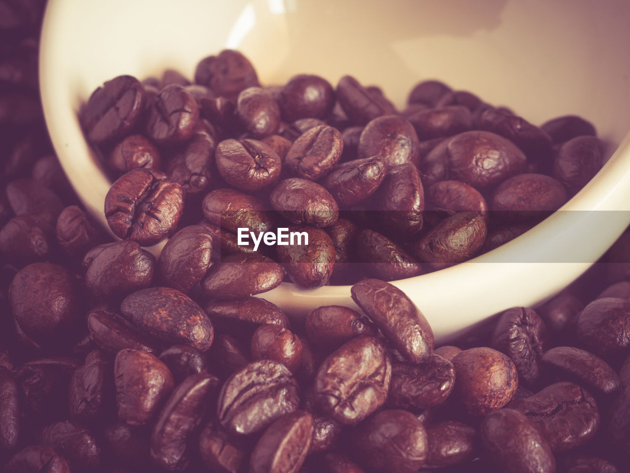 CLOSE-UP OF COFFEE BEANS IN THE BOWL