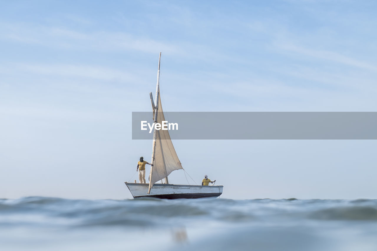 SAILBOAT IN SEA AGAINST SKY