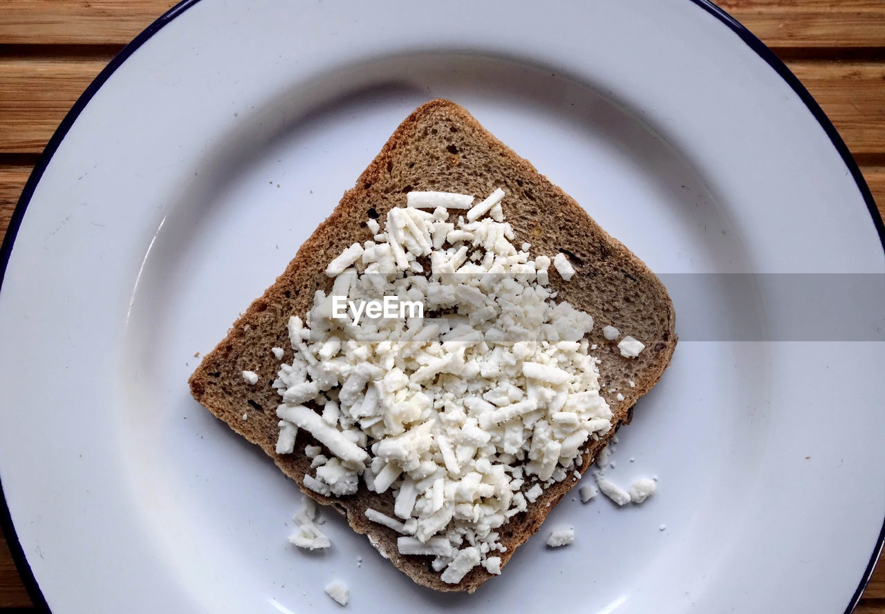 HIGH ANGLE VIEW OF BREAD IN PLATE