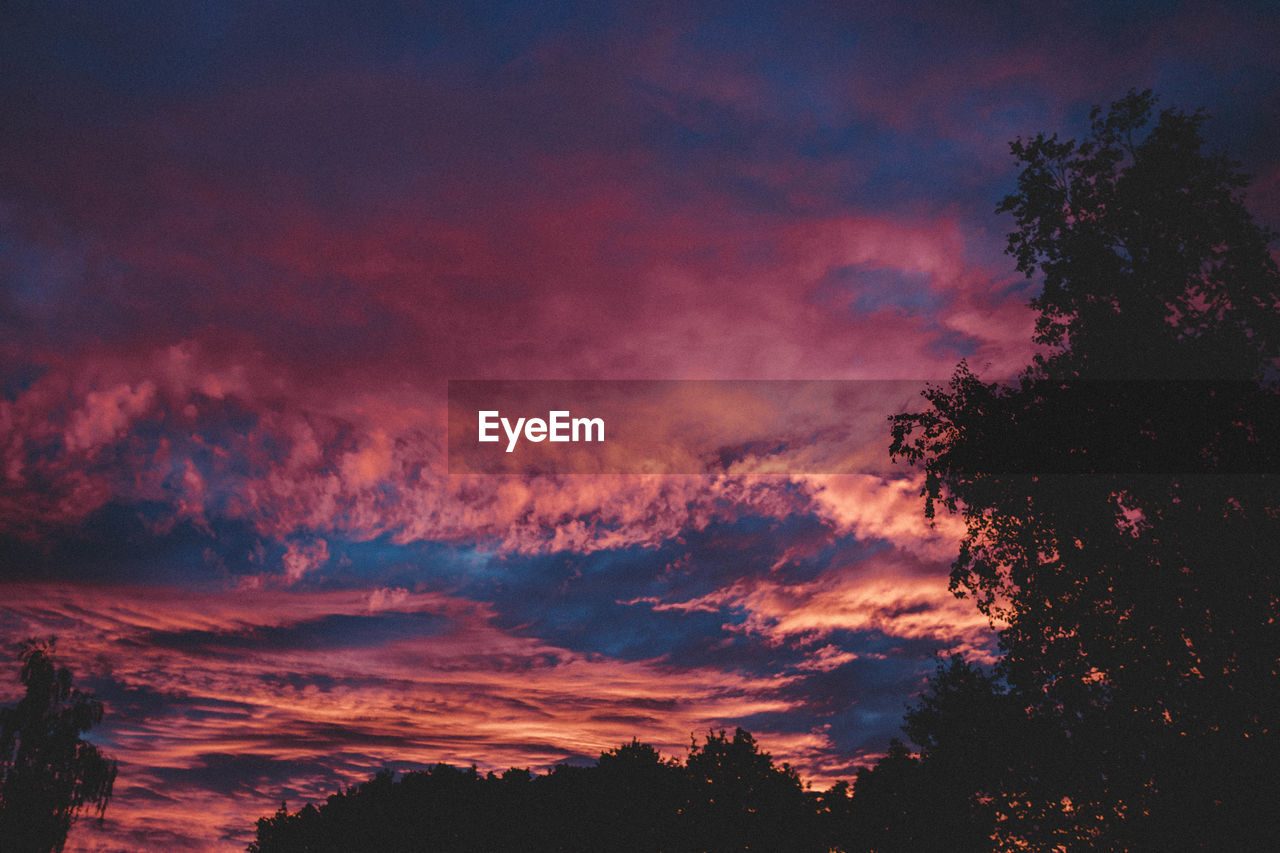LOW ANGLE VIEW OF DRAMATIC SKY DURING SUNSET