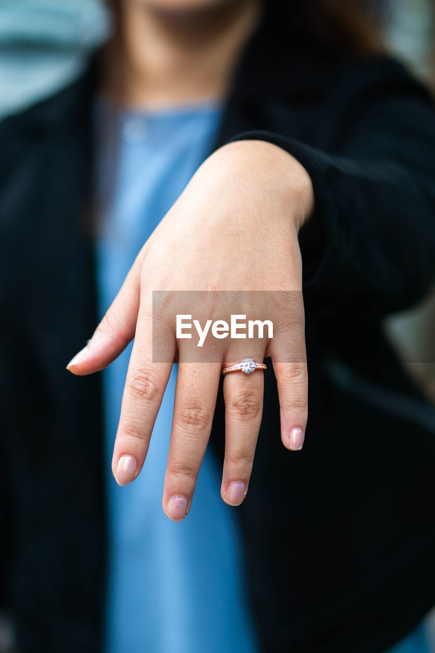 CLOSE-UP OF WOMAN HAND