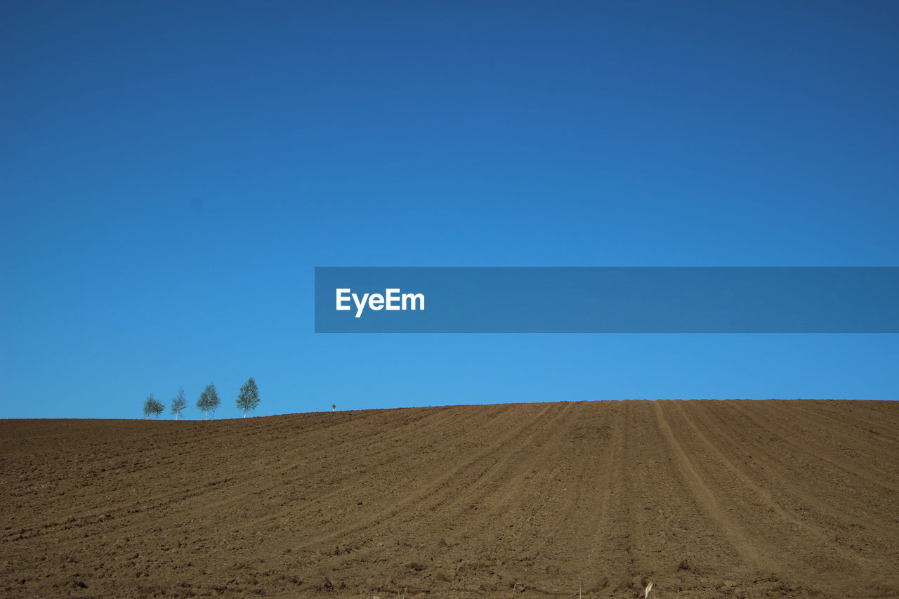 SCENIC VIEW OF ARID LANDSCAPE AGAINST CLEAR BLUE SKY