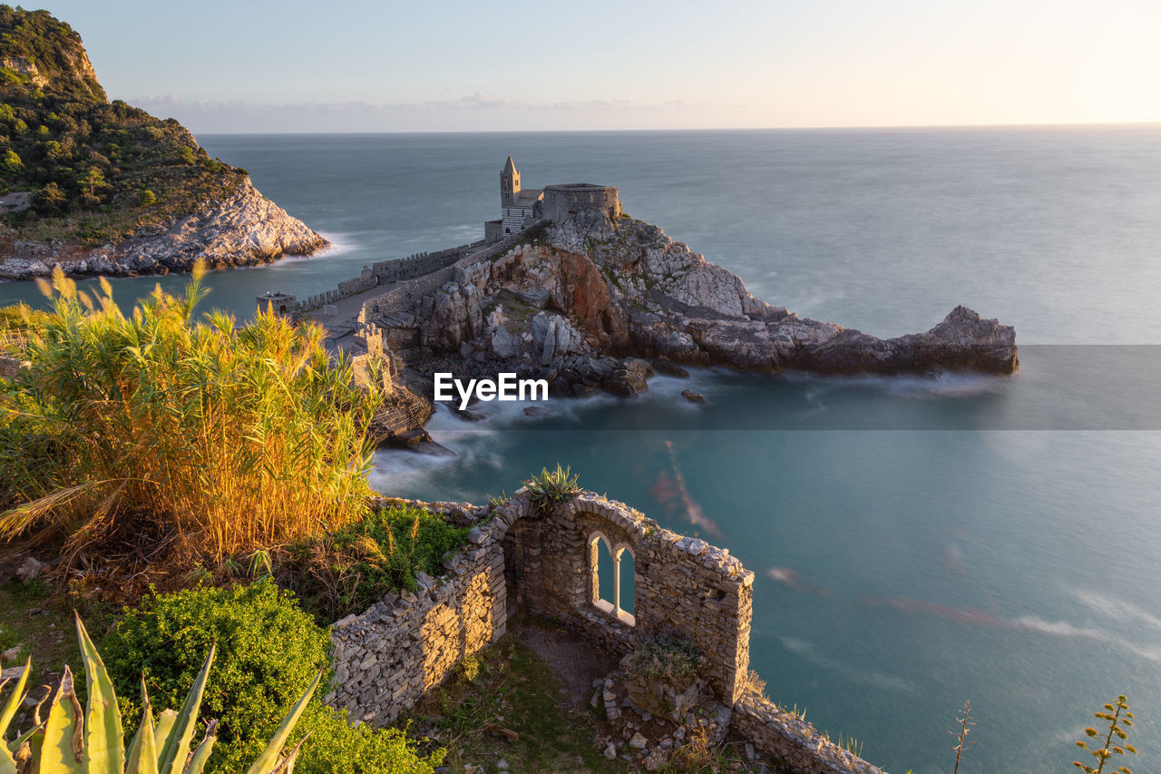 SCENIC VIEW OF SEA AGAINST ROCKS