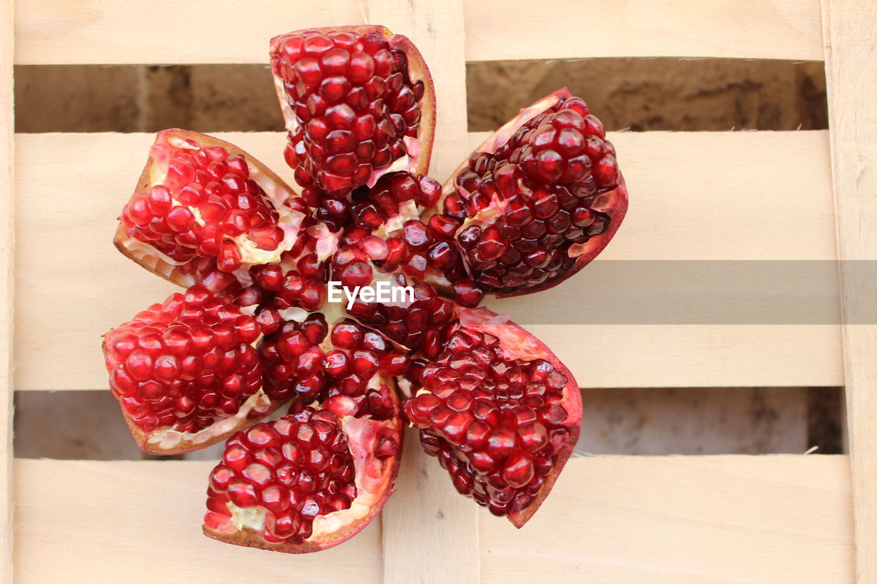 DIRECTLY ABOVE SHOT OF STRAWBERRIES IN CONTAINER ON TABLE