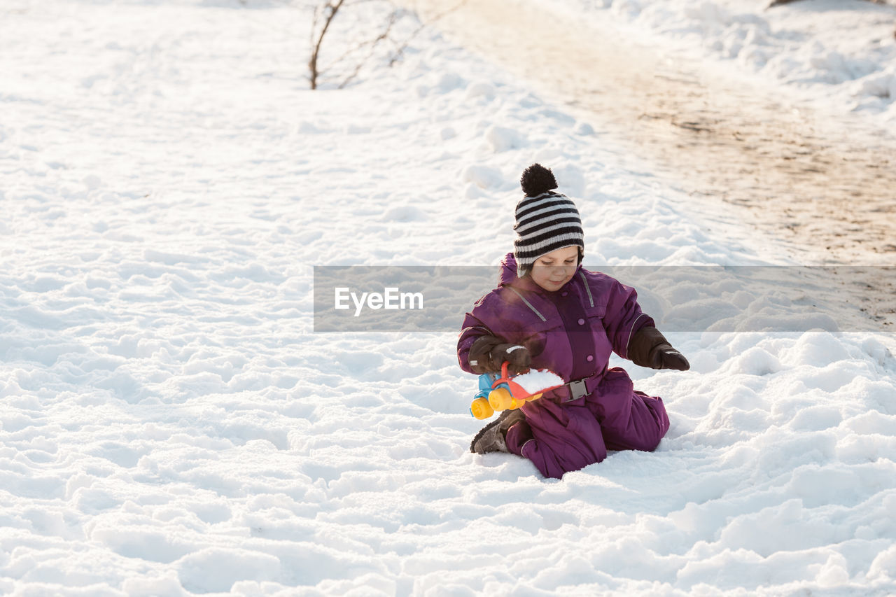 HIGH ANGLE VIEW OF GIRL WEARING HAT ON LAND