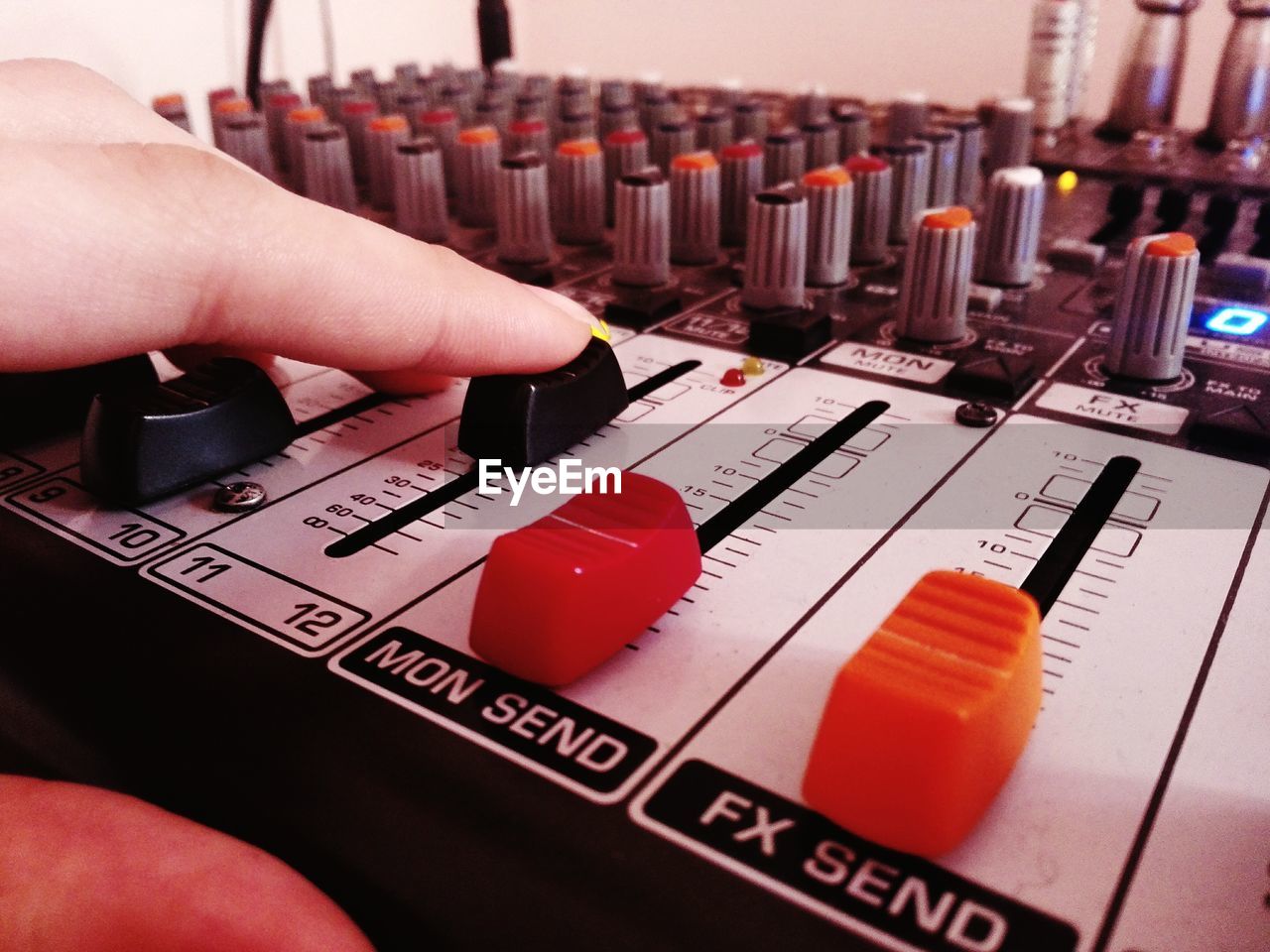 Hand adjusting regulators of professional mixer unit