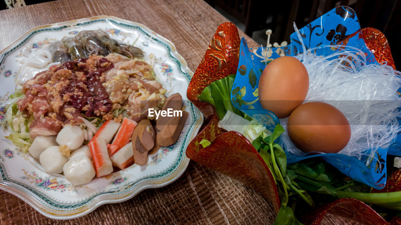 CLOSE-UP OF SALAD IN PLATE ON TABLE