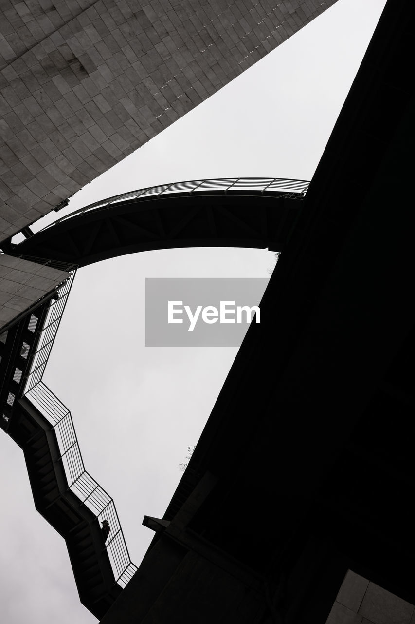 LOW ANGLE VIEW OF MODERN BUILDINGS AGAINST SKY