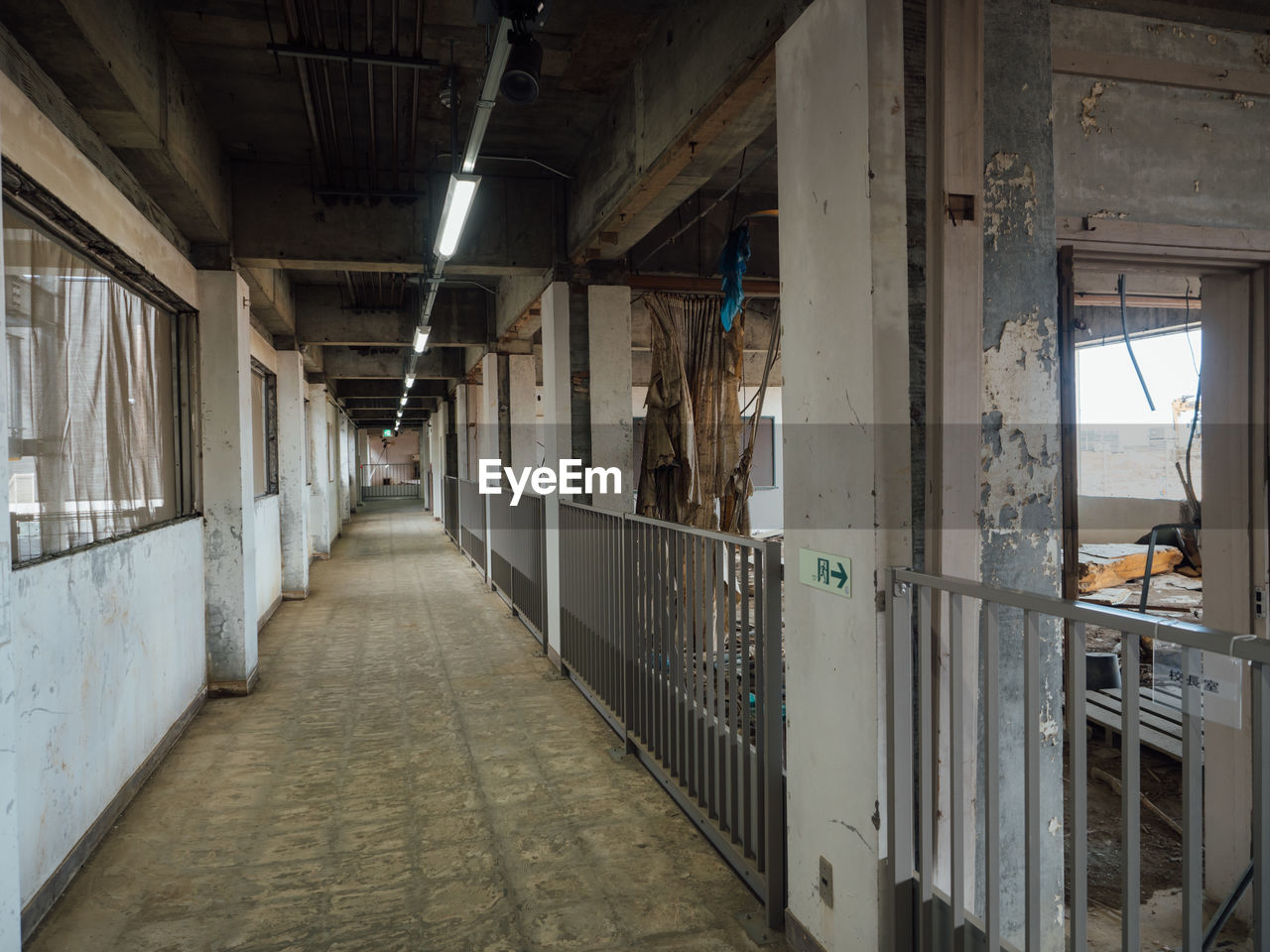 INTERIOR OF EMPTY CORRIDOR OF BUILDING