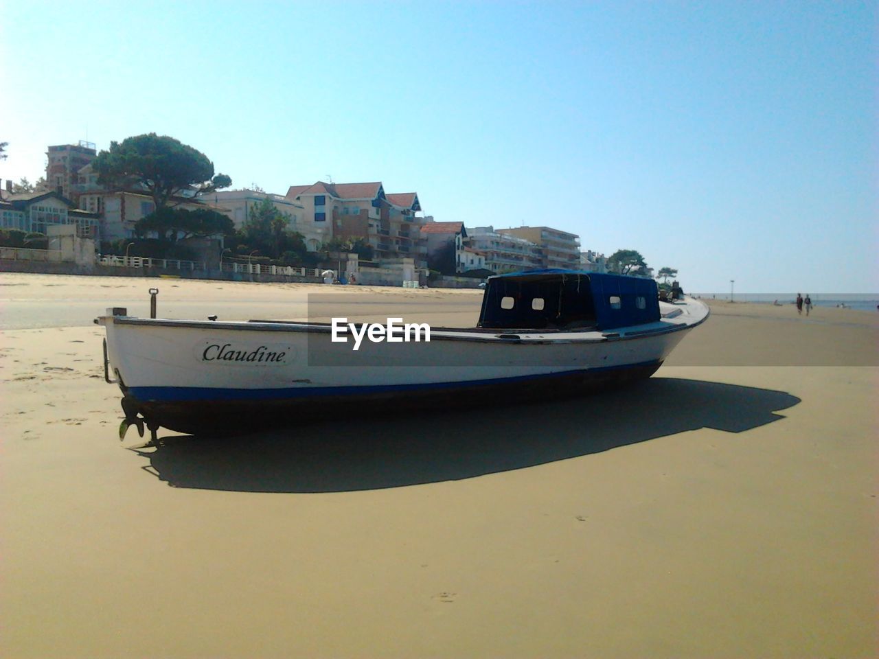 BOATS IN CALM SEA IN FRONT OF BUILDINGS AGAINST CLEAR SKY