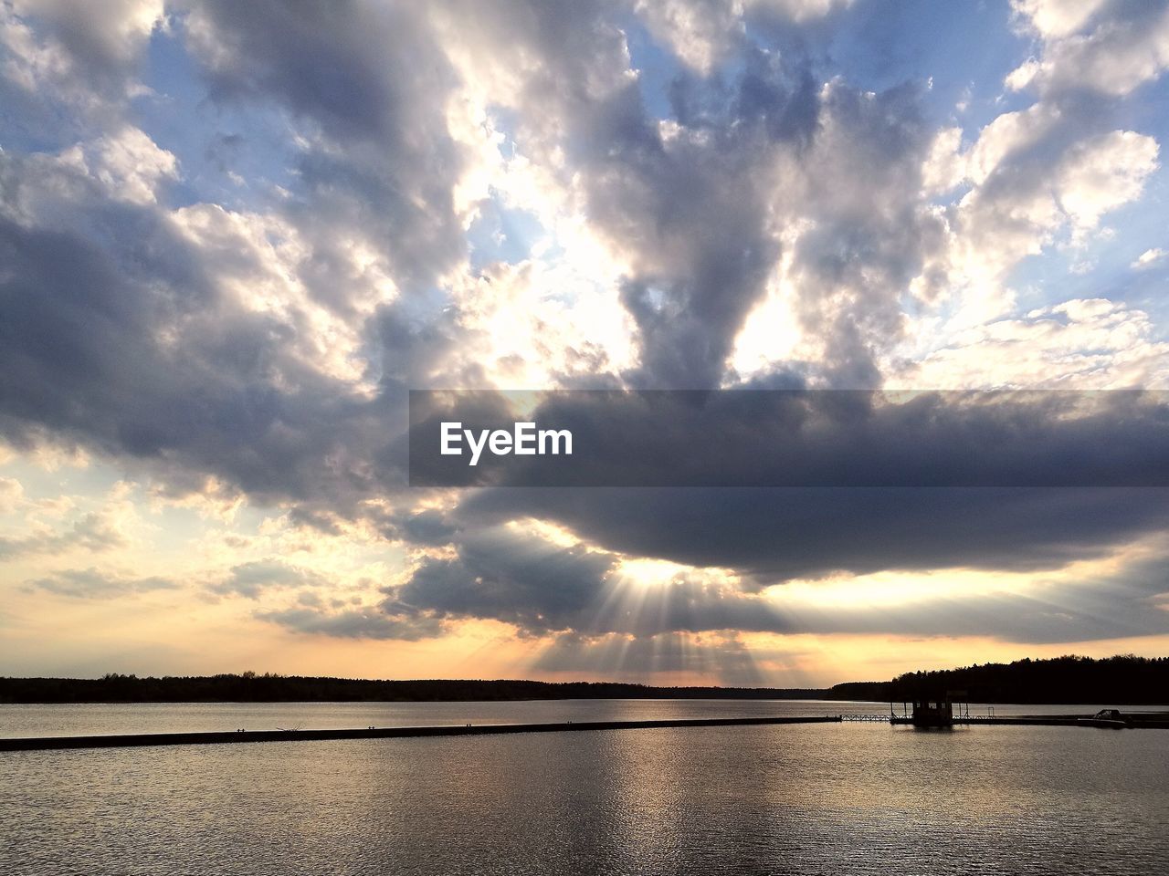 SCENIC VIEW OF SEA AGAINST SUNSET SKY