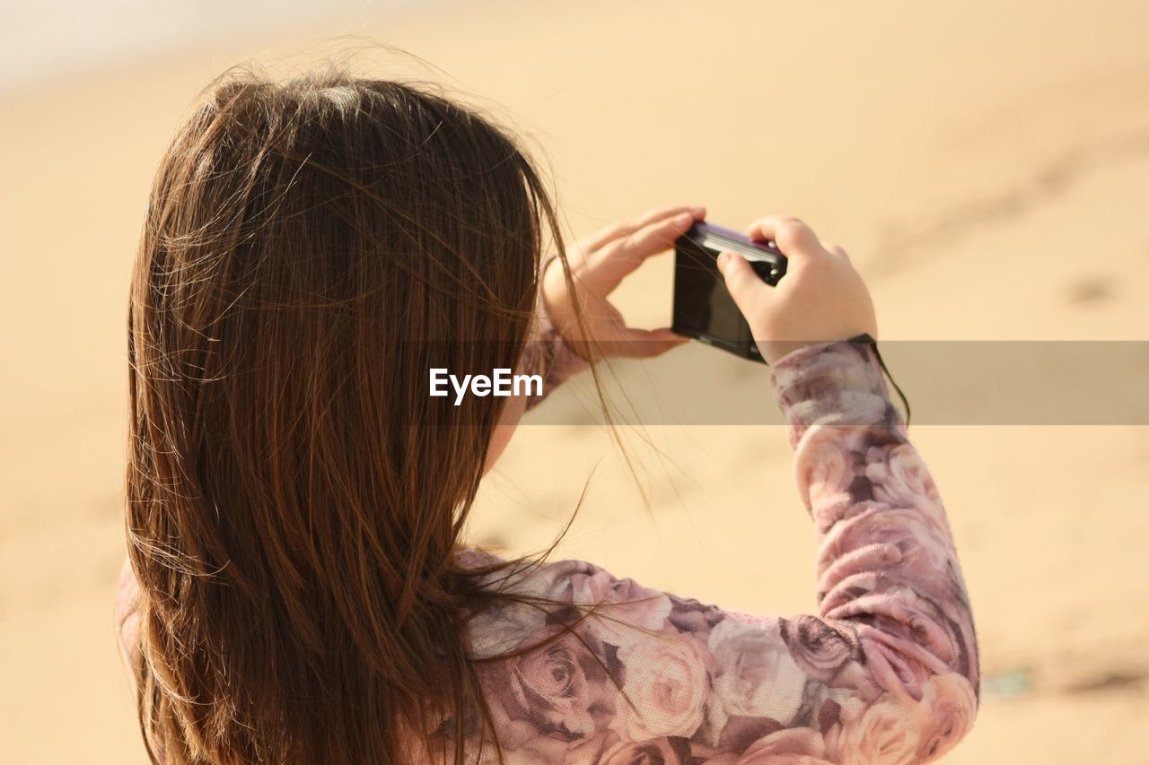 YOUNG WOMAN PHOTOGRAPHING