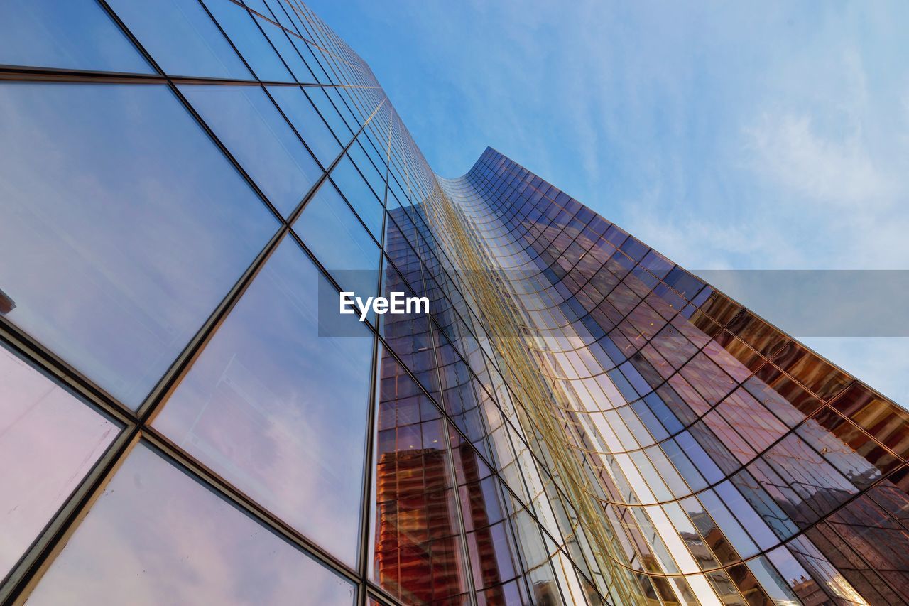 LOW ANGLE VIEW OF MODERN BUILDINGS AGAINST SKY