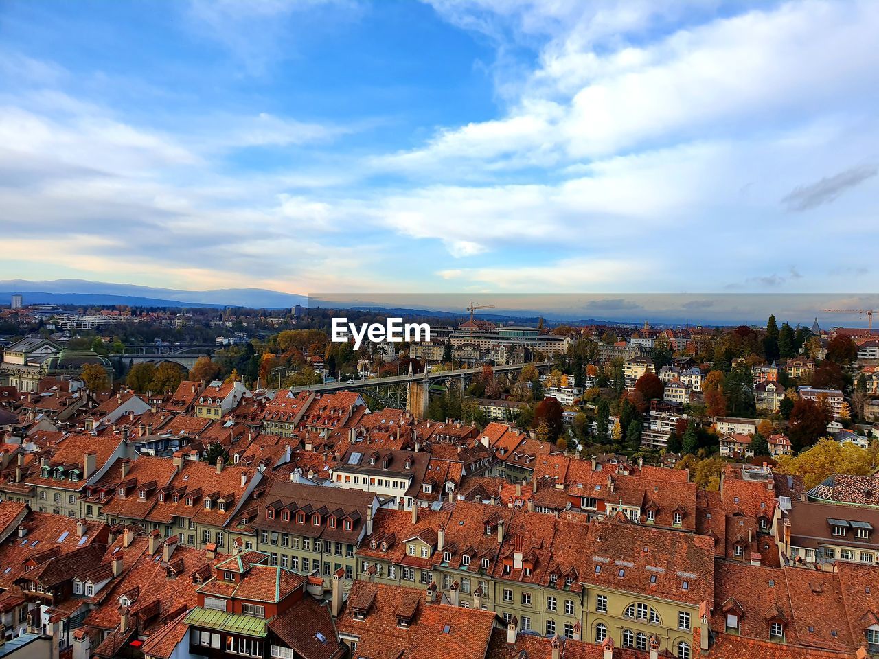 HIGH ANGLE VIEW OF TOWNSCAPE AGAINST SKY IN TOWN