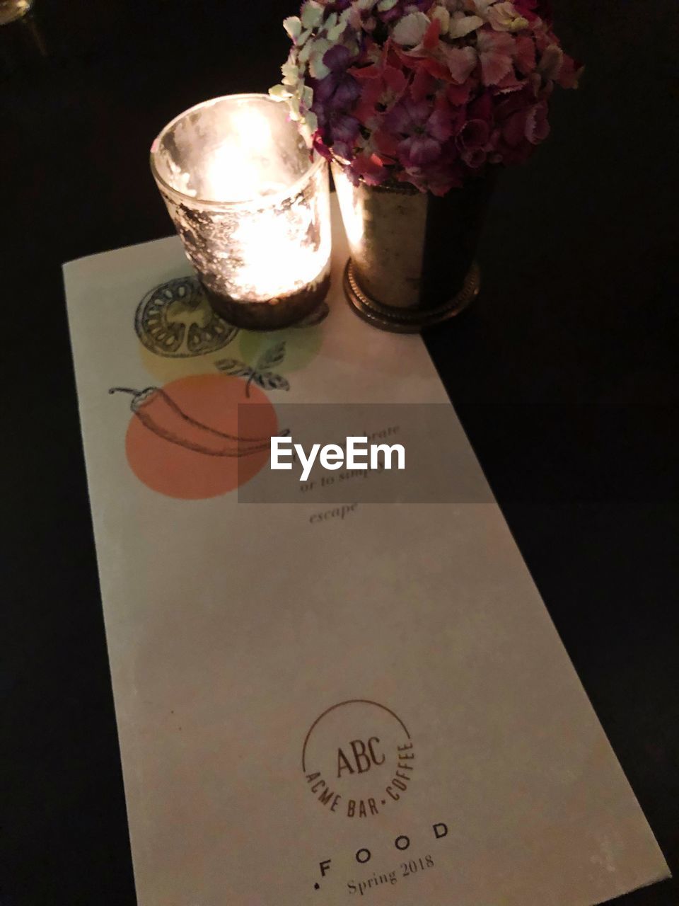 CLOSE-UP OF FLOWER VASE ON TABLE