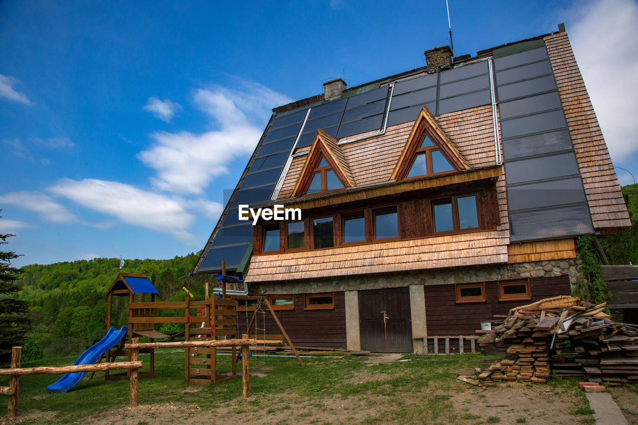 LOW ANGLE VIEW OF HOUSE AGAINST SKY