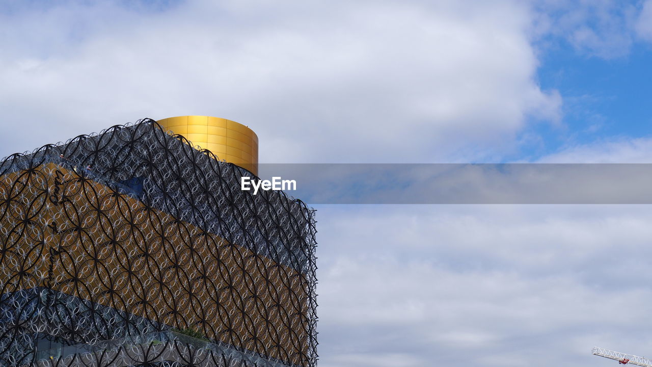 LOW ANGLE VIEW OF BUILDINGS AGAINST SKY