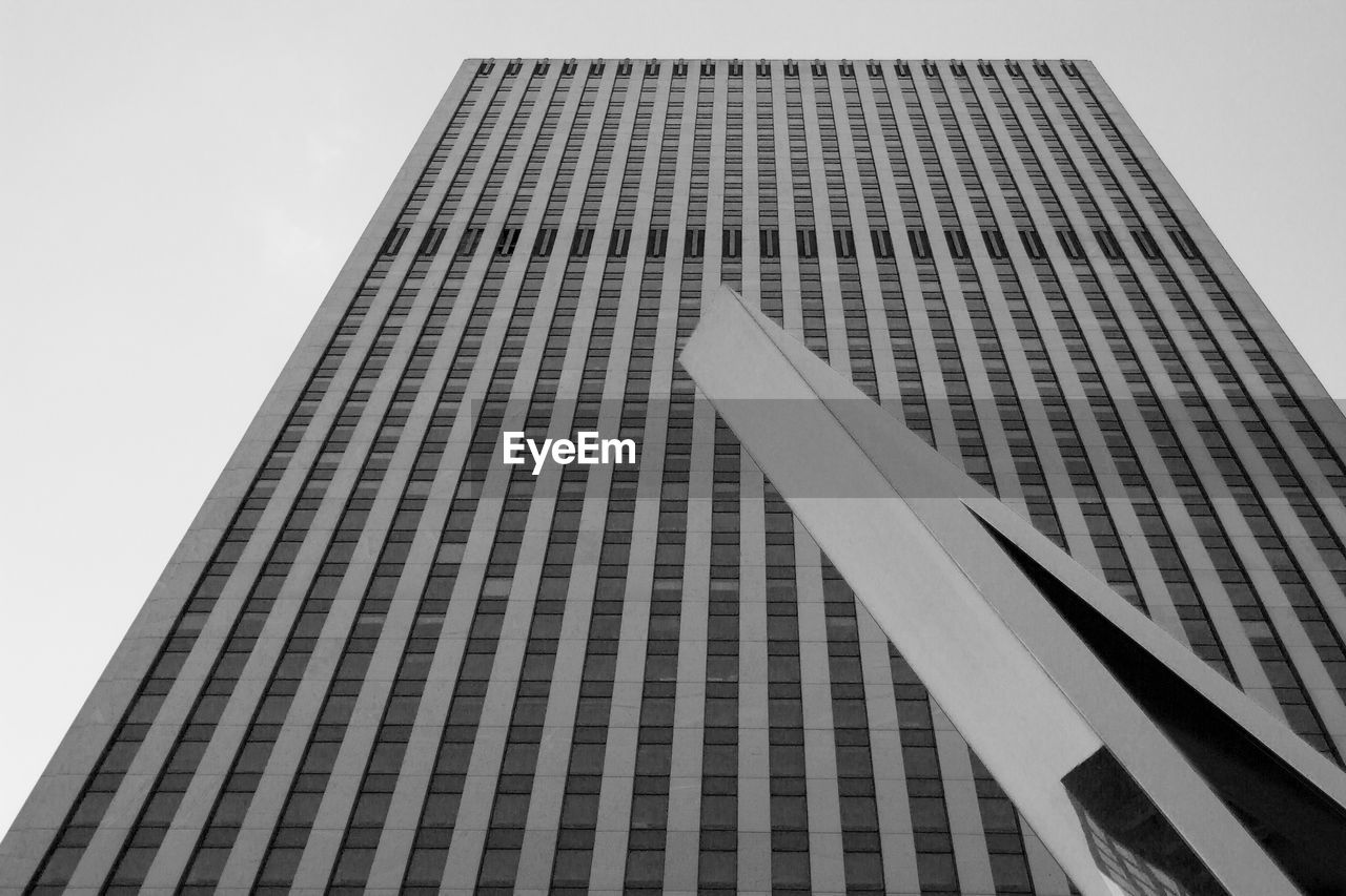 LOW ANGLE VIEW OF BUILDING AGAINST CLEAR SKY