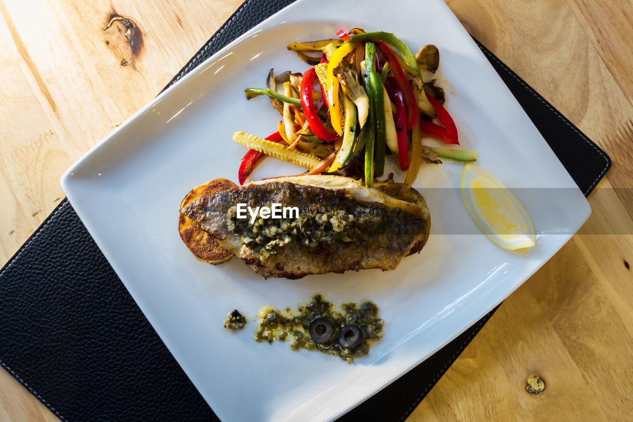 HIGH ANGLE VIEW OF FOOD ON TABLE