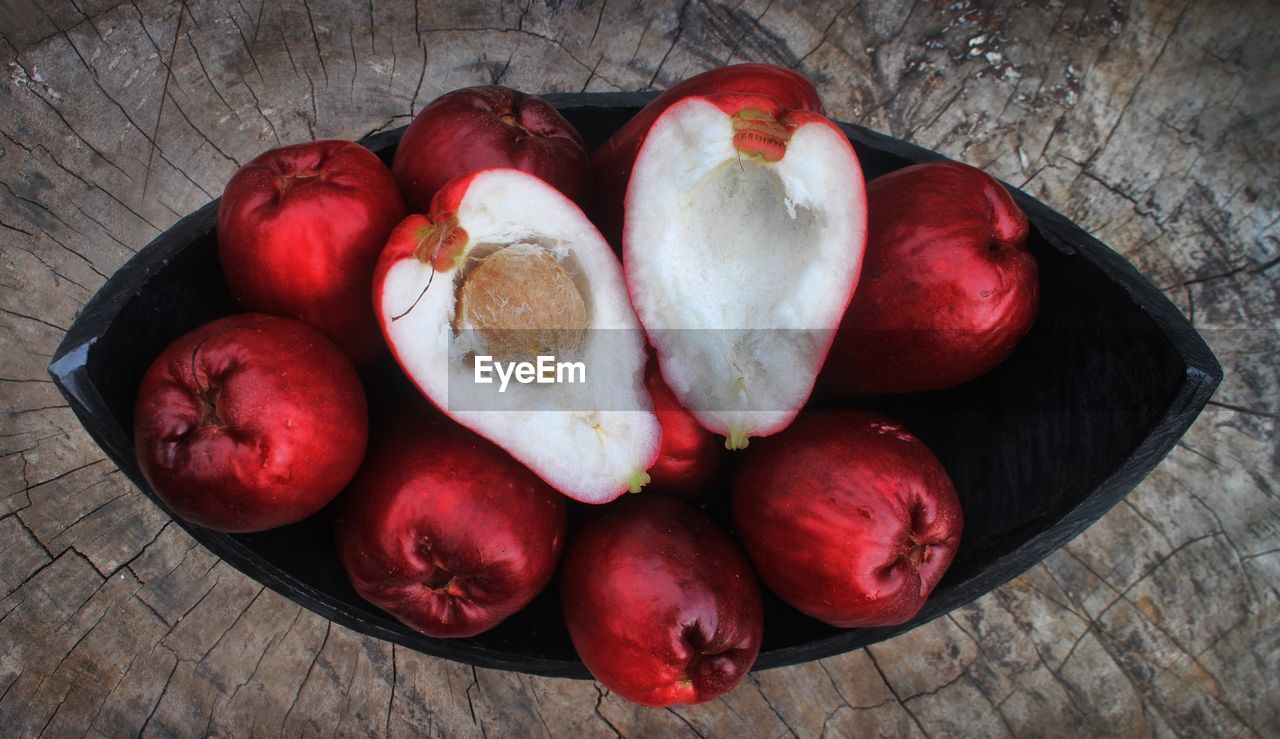 HIGH ANGLE VIEW OF APPLES ON TABLE