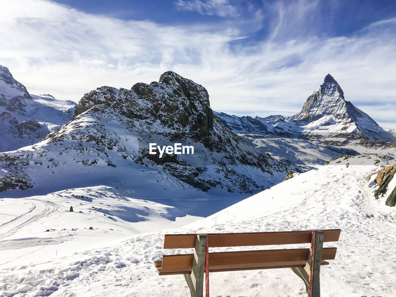 SNOWCAPPED MOUNTAIN AGAINST SKY