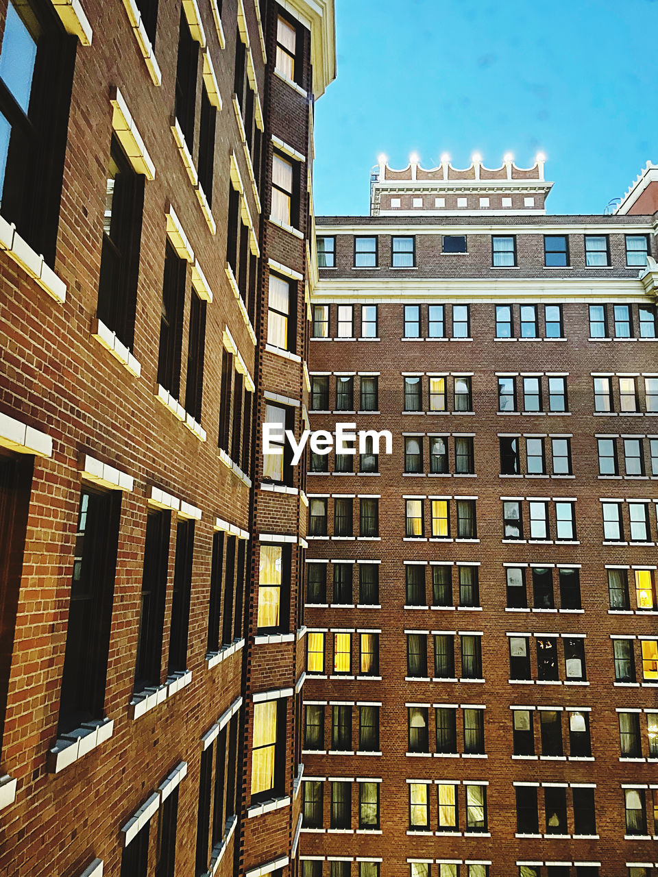 LOW ANGLE VIEW OF BUILDING IN CITY AGAINST SKY