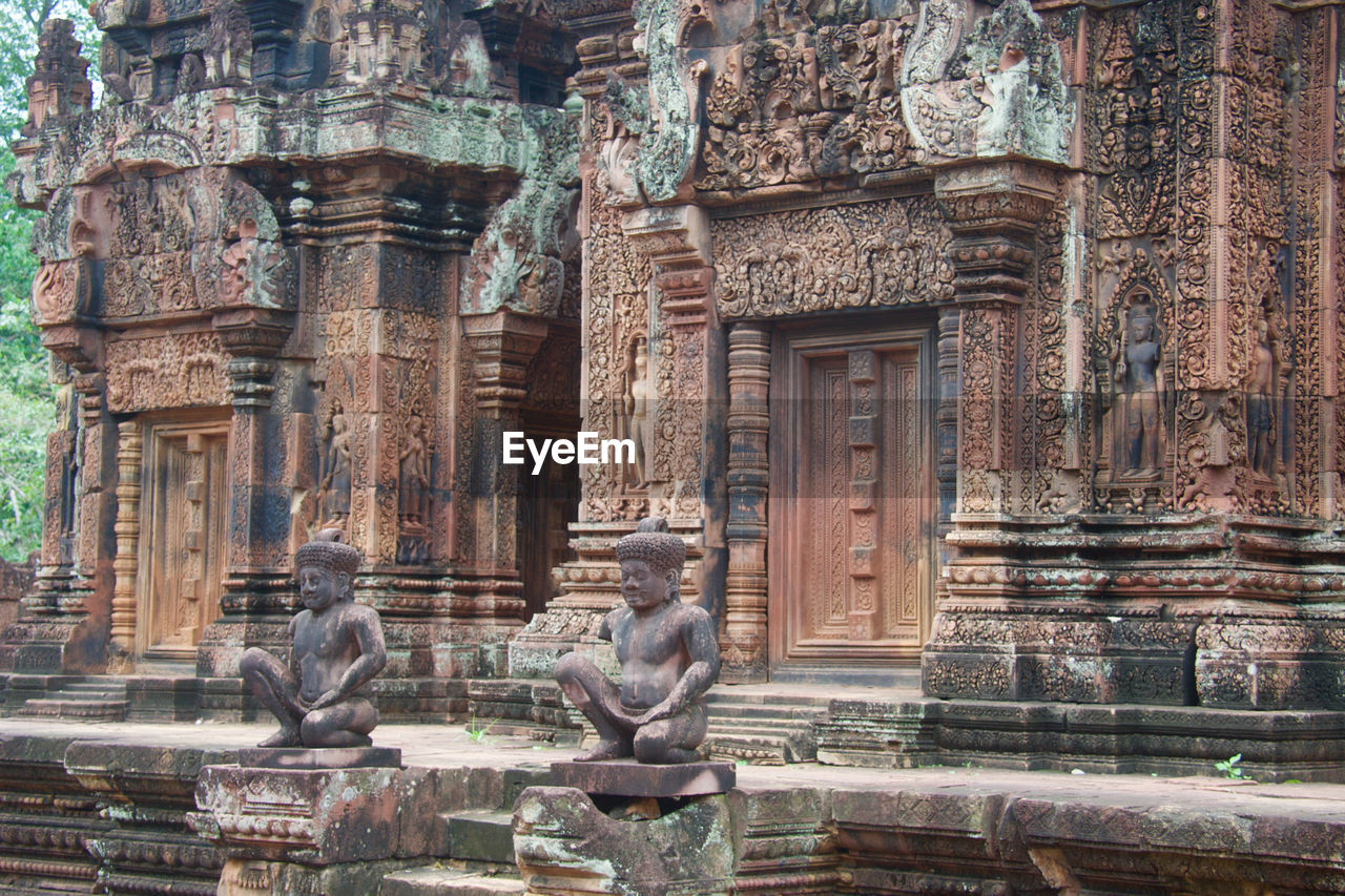 Statues at ancient buddhist temple