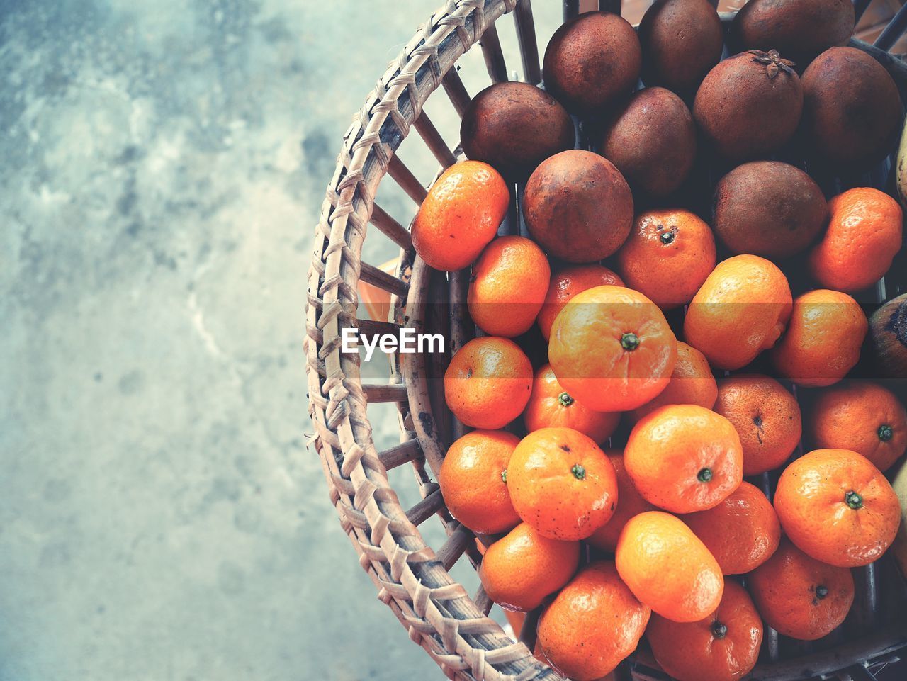 HIGH ANGLE VIEW OF FRUIT IN BASKET