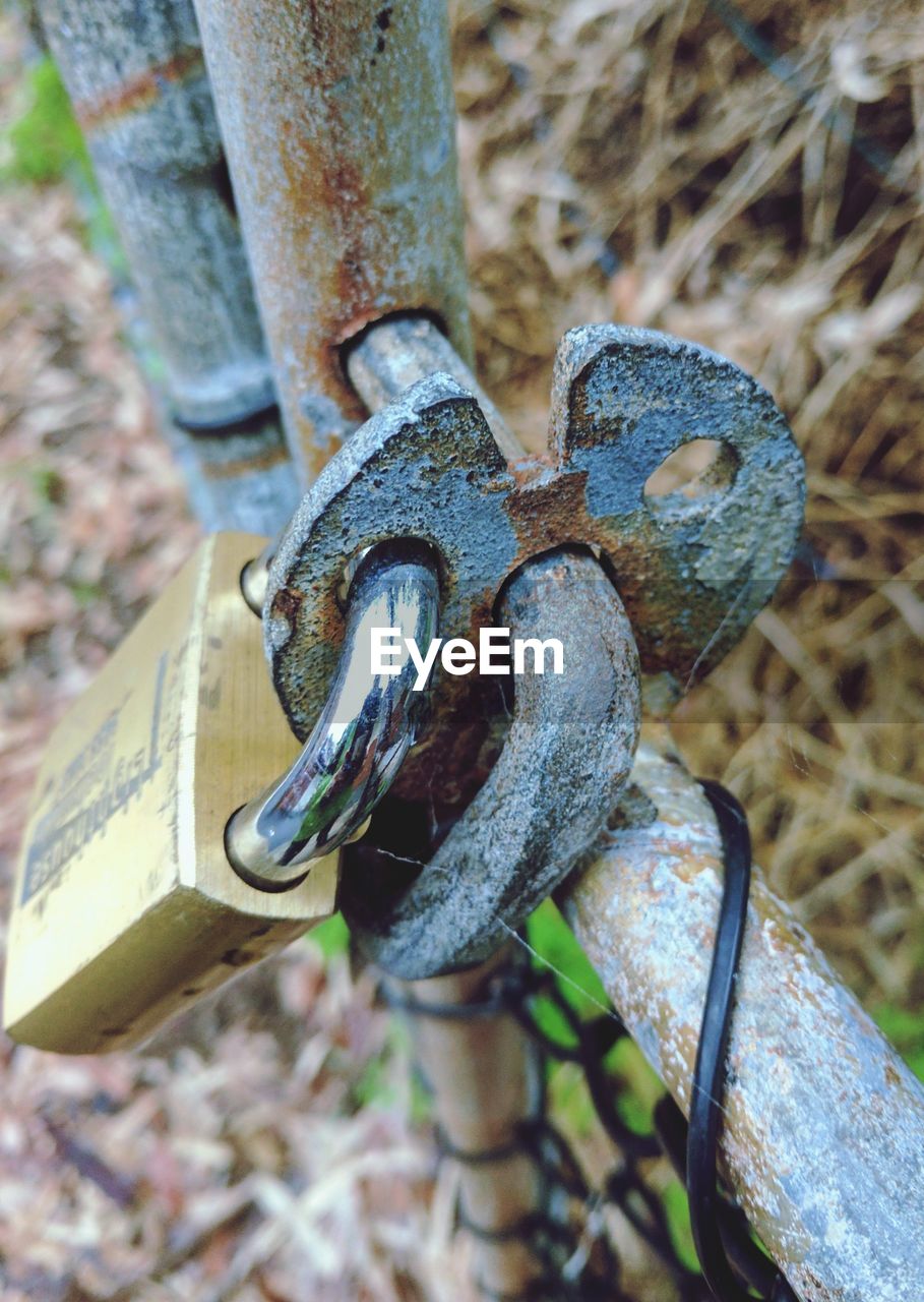 CLOSE-UP OF METAL CHAIN