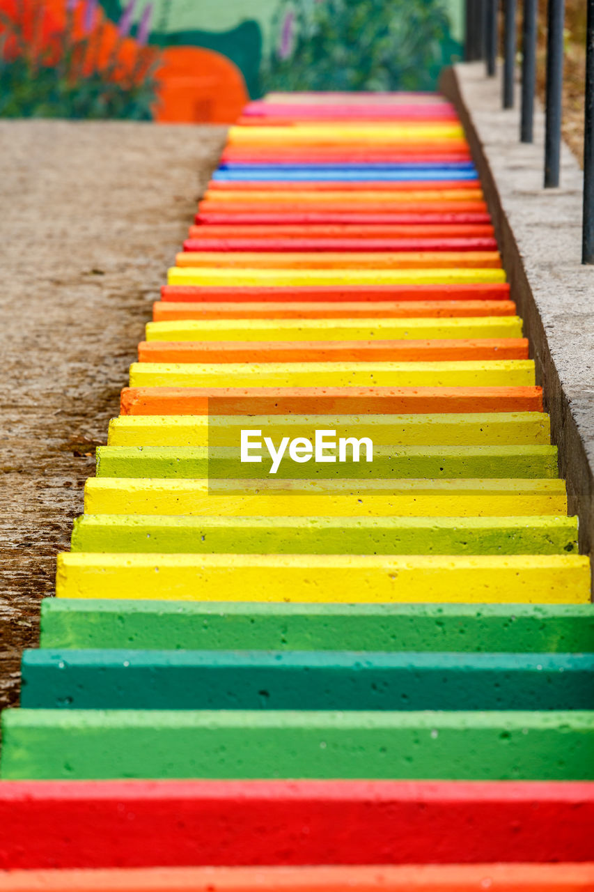 CLOSE-UP OF MULTI COLORED PATTERN ON ASPHALT