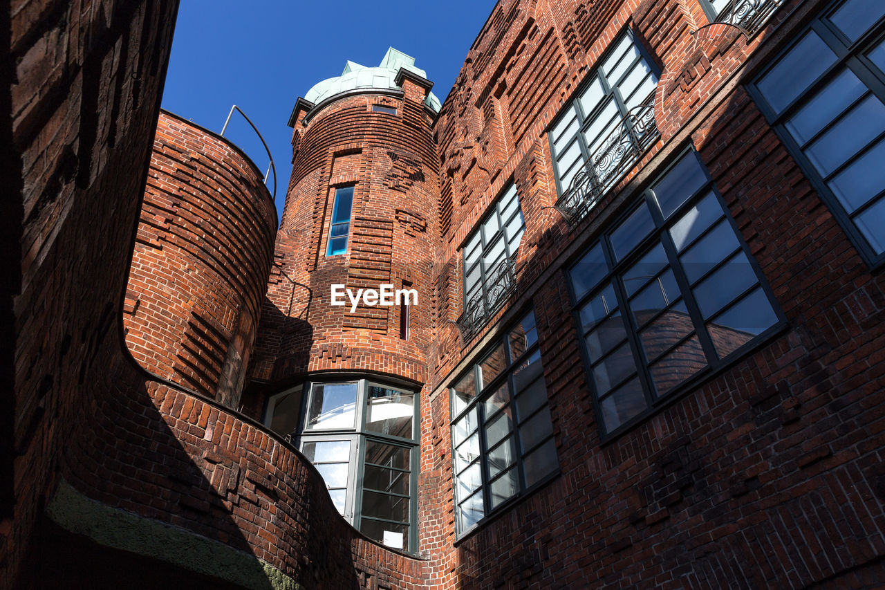 LOW ANGLE VIEW OF BUILDINGS IN CITY