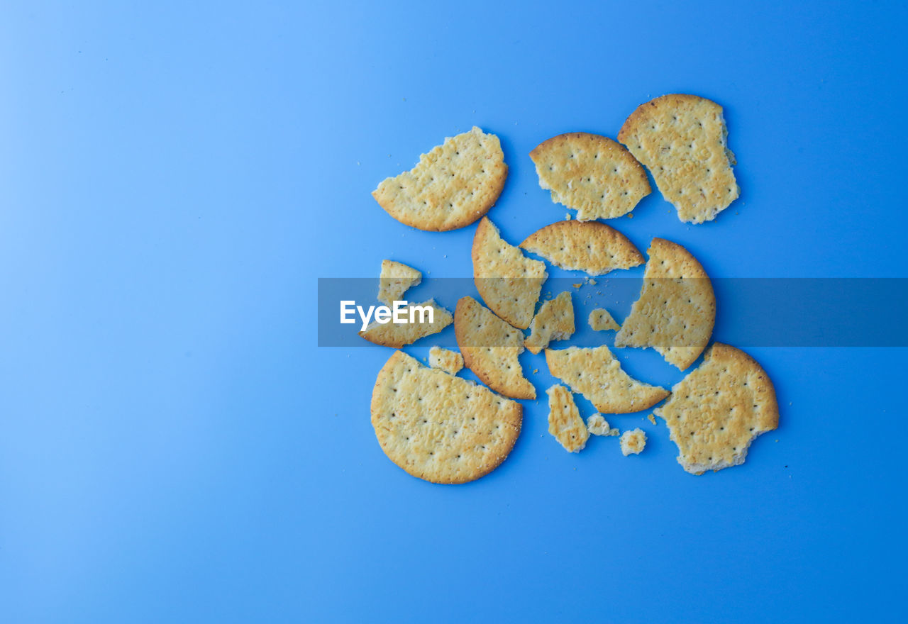 HIGH ANGLE VIEW OF COOKIES IN BLUE BACKGROUND