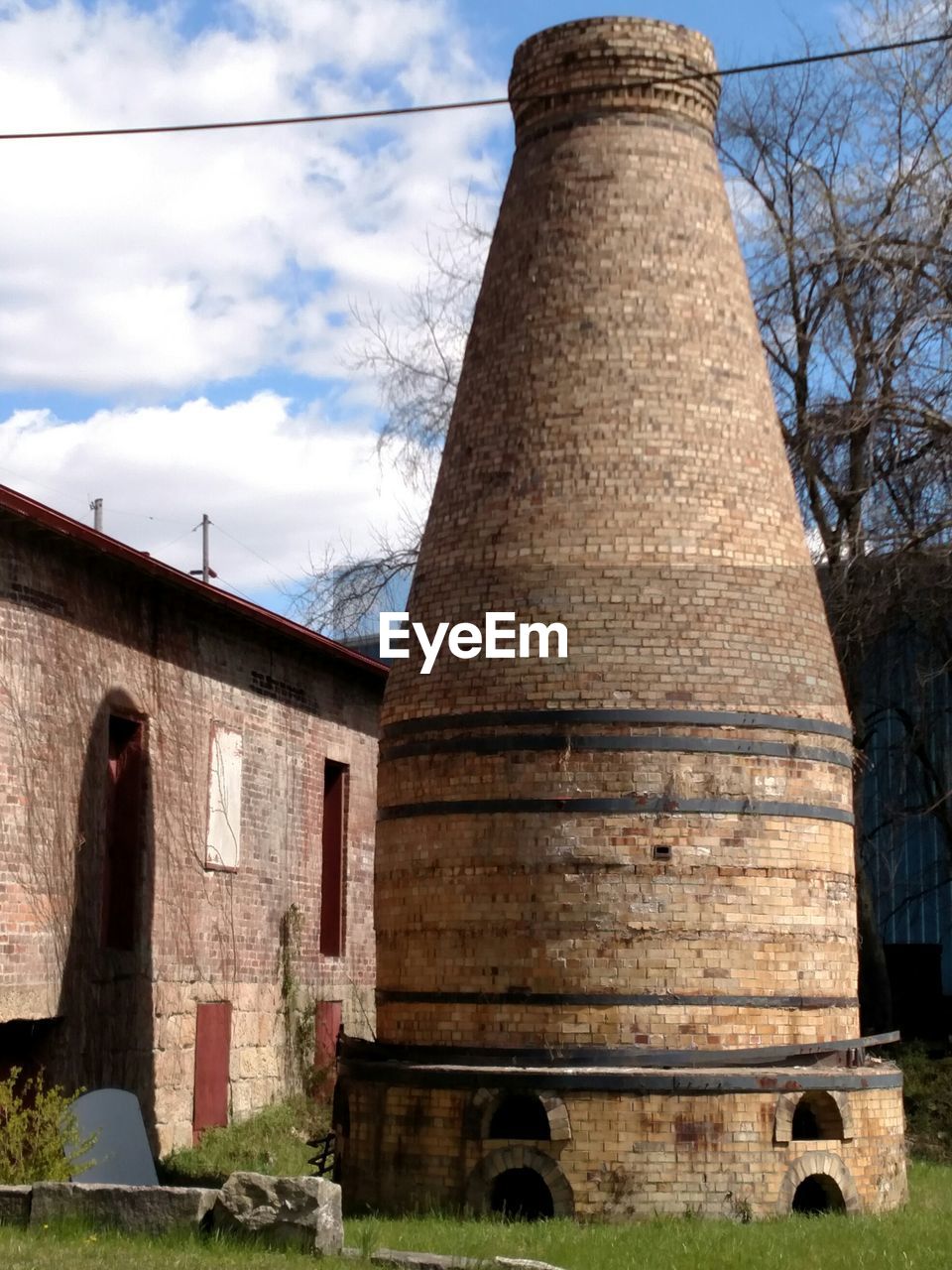 LOW ANGLE VIEW OF OLD BUILDING AGAINST SKY