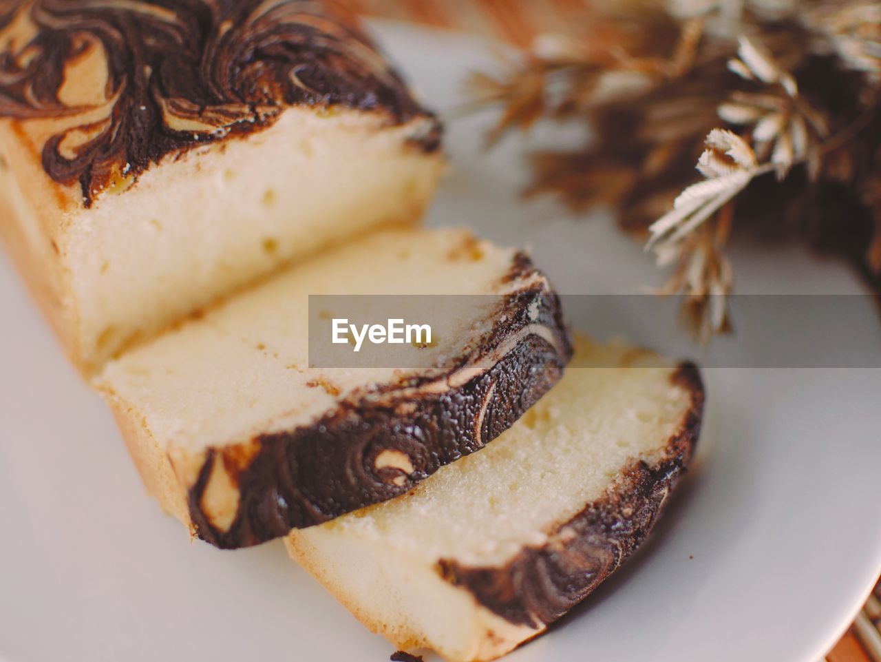 CLOSE-UP OF CHOCOLATE CAKE