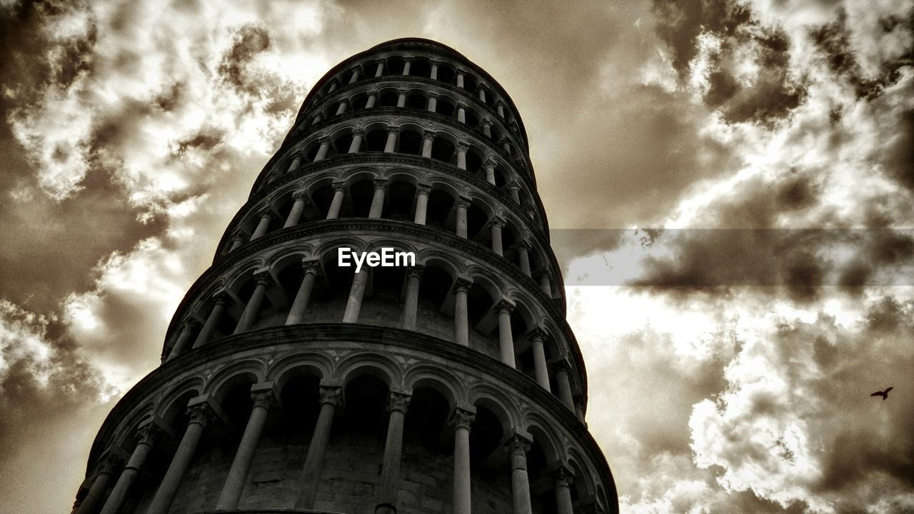 Leaning tower of pisa against cloudy sky