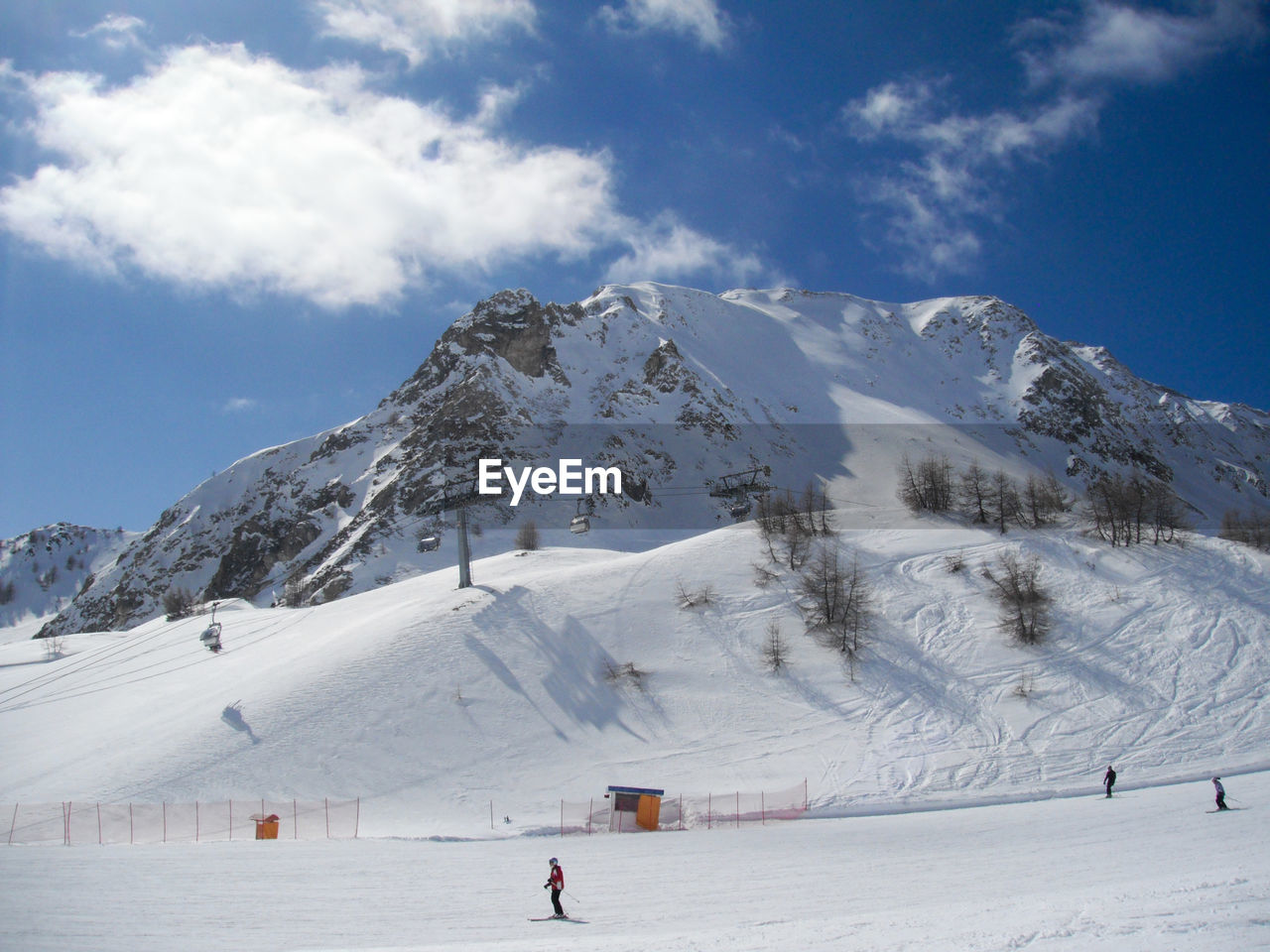 SNOWCAPPED MOUNTAIN AGAINST SKY