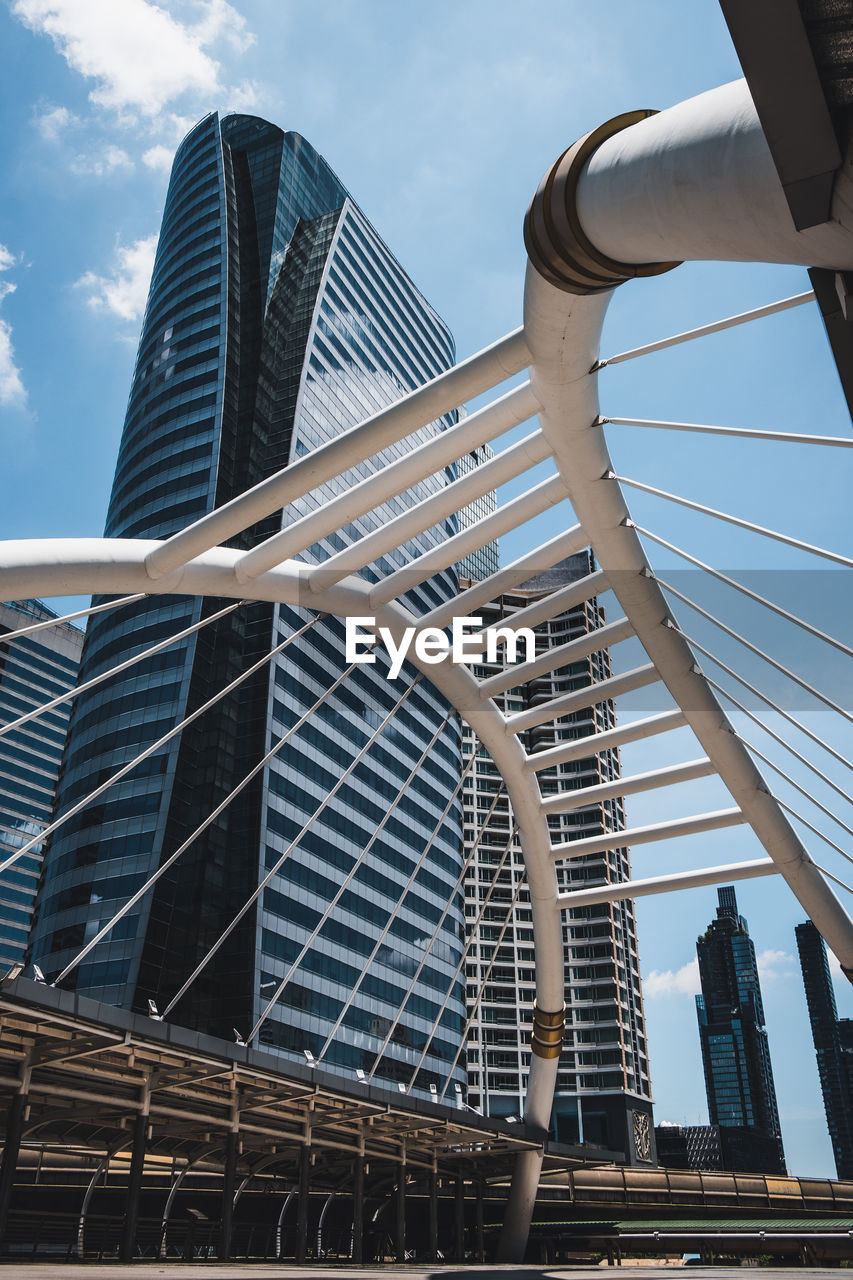 LOW ANGLE VIEW OF MODERN BUILDINGS AGAINST SKY IN CITY