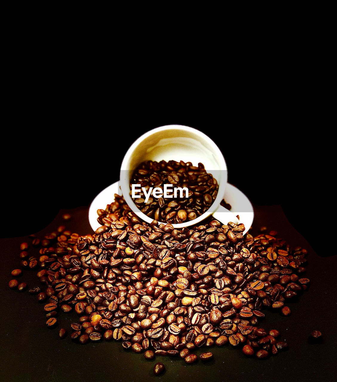 HIGH ANGLE VIEW OF COFFEE BEANS ON TABLE AGAINST BLACK BACKGROUND