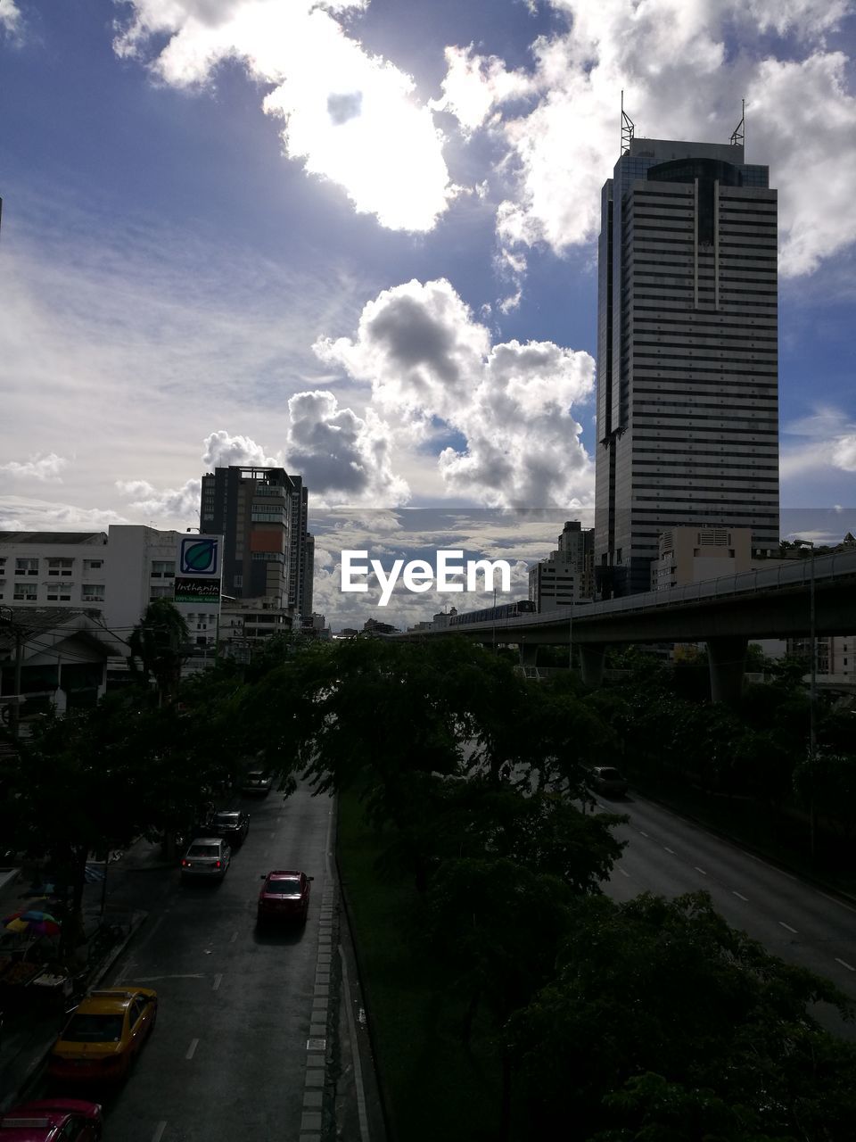 HIGH ANGLE VIEW OF MODERN CITY STREET