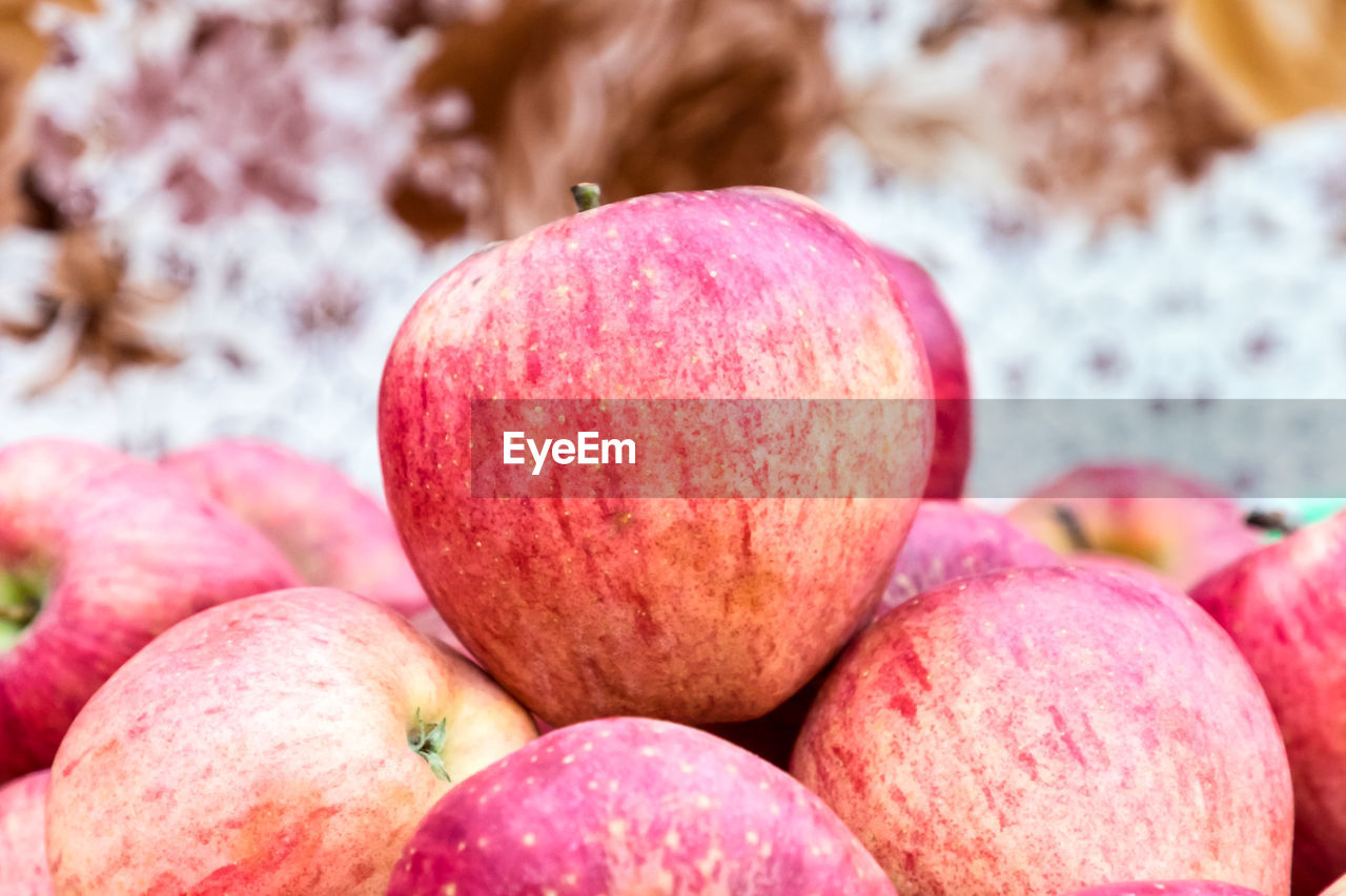 CLOSE-UP OF FRUITS IN MARKET