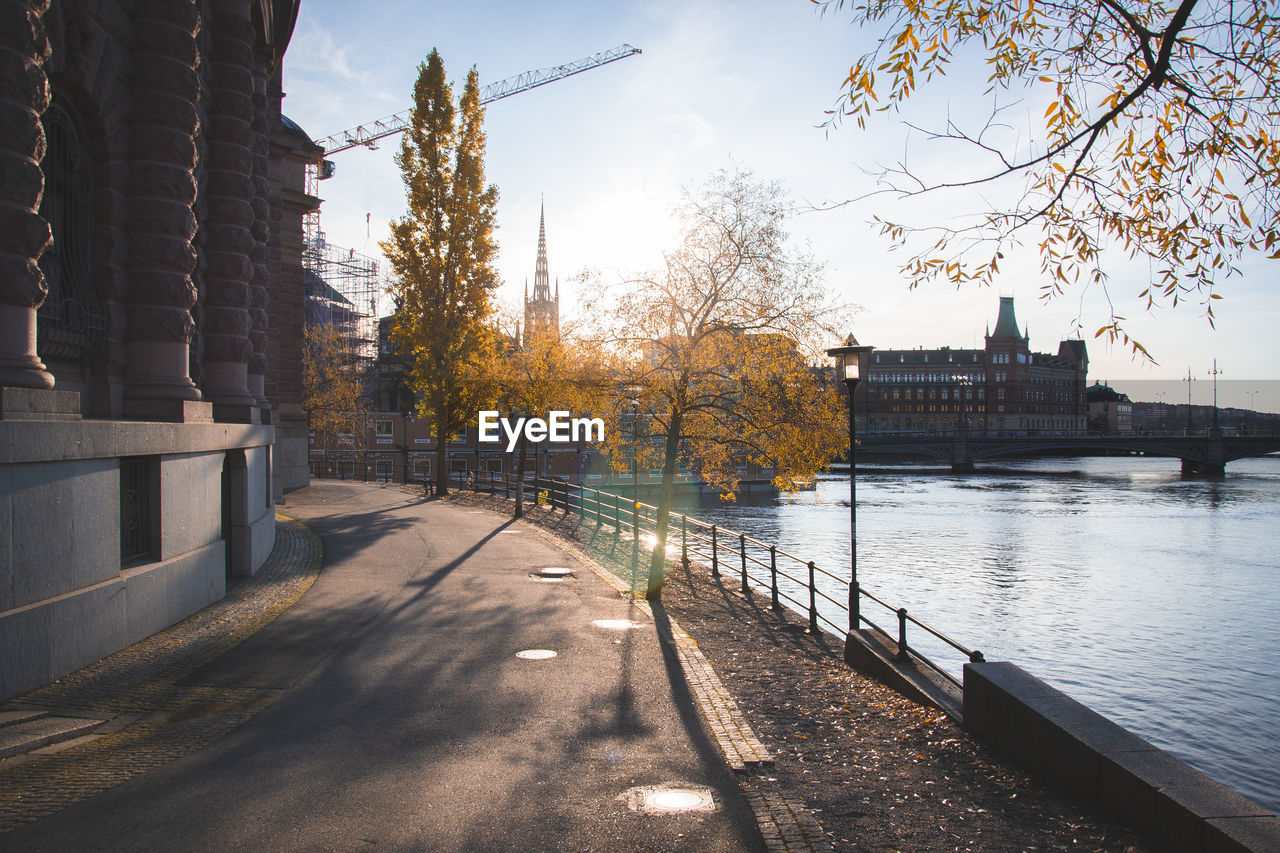 RIVER AMIDST BUILDINGS AGAINST SKY