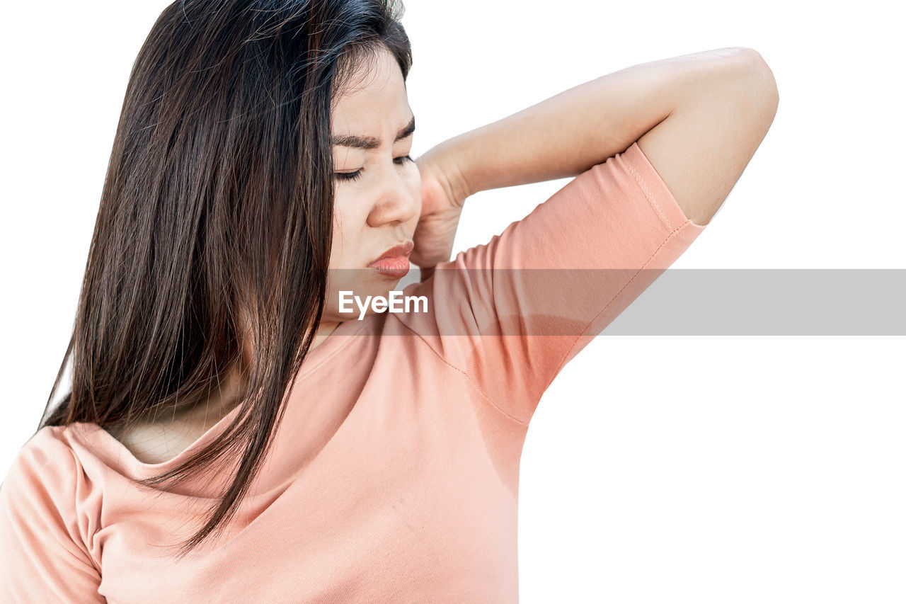 MIDSECTION OF WOMAN LOOKING AT CAMERA
