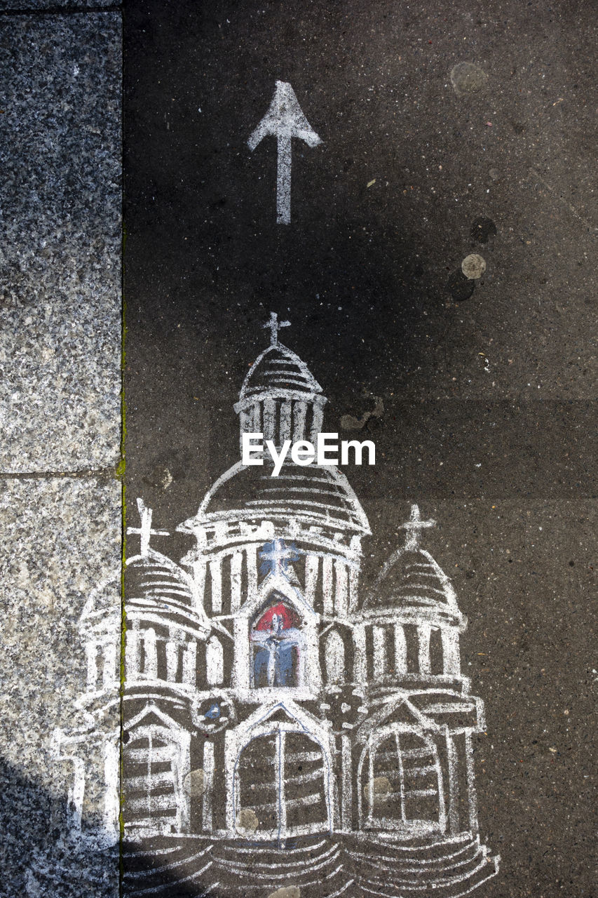 Graffiti of basilique du sacre coeur with arrow sign on street