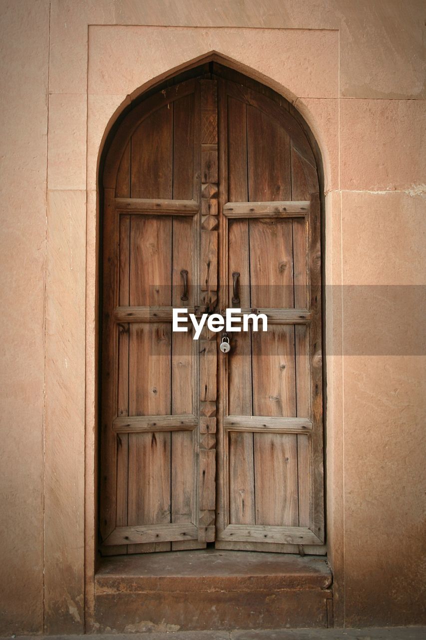 CLOSE-UP OF CLOSED DOOR OF OLD BUILDING